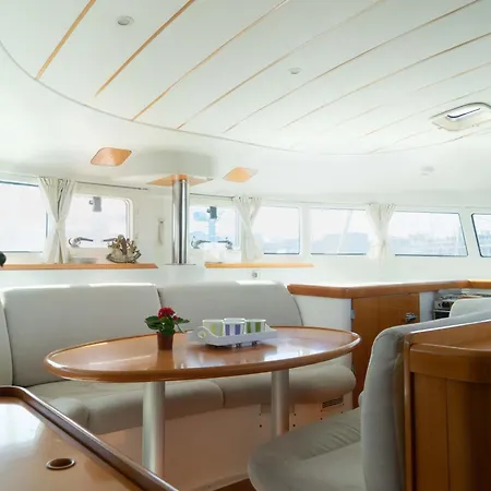 Catamaran Orion Ботель *