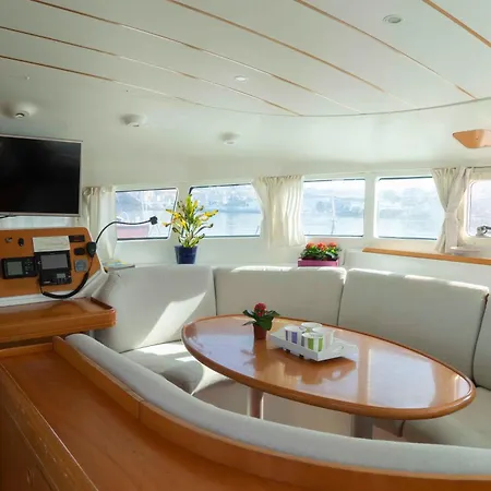 Catamaran Orion Ботель