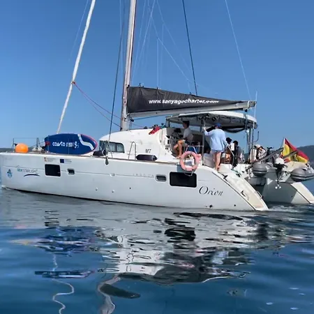 Ботель Catamaran Orion Виго