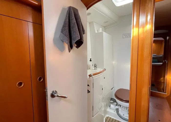 Ботель Catamaran Orion *