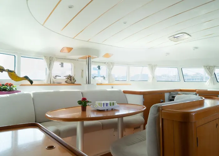 Catamaran Orion Ботель *